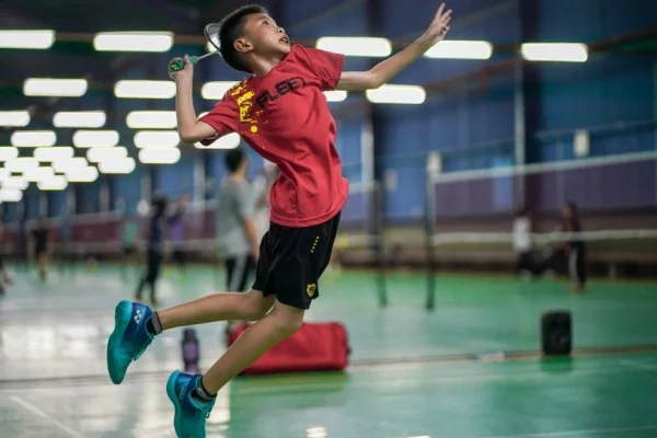 badminton player jumping smash